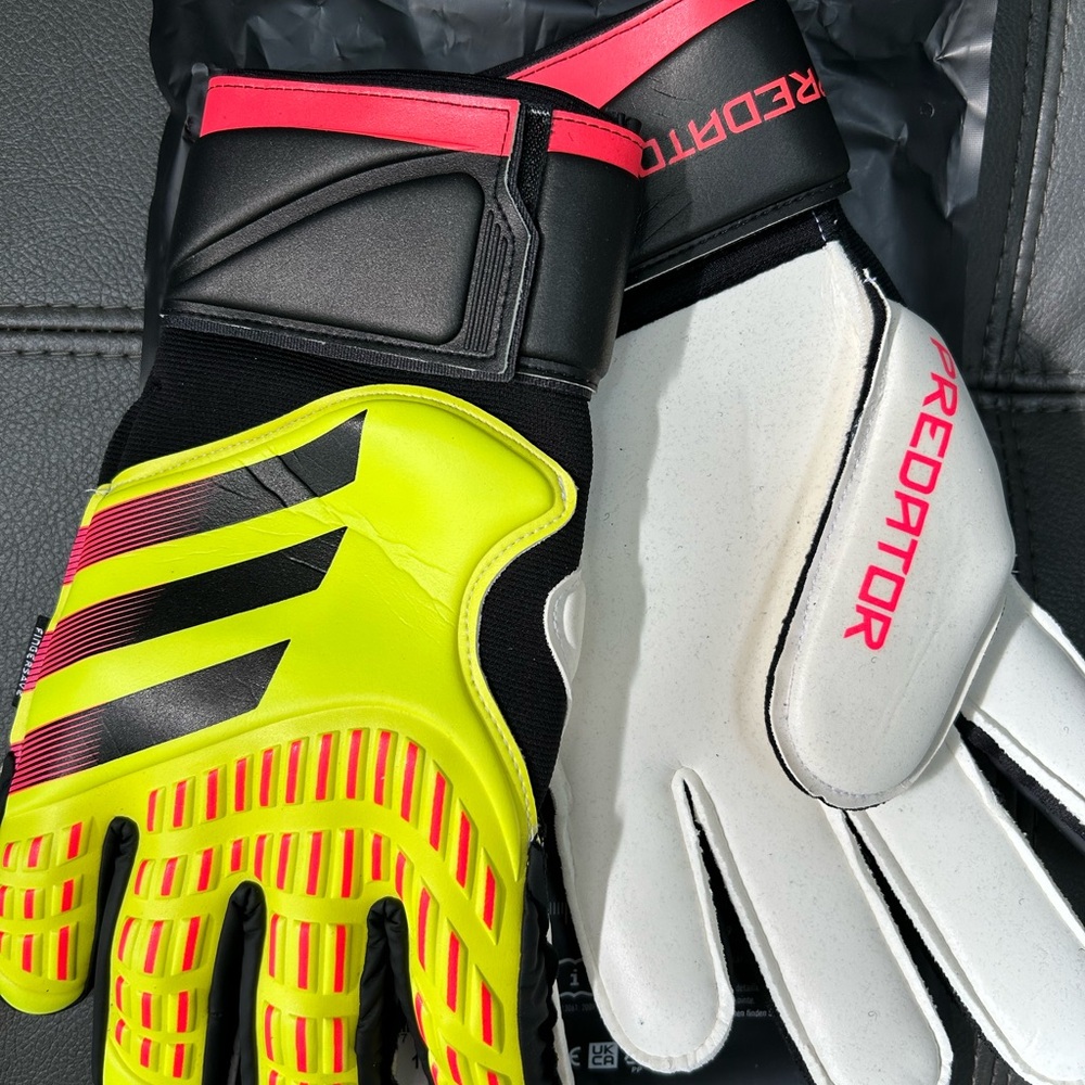 New Adidas Predator Match Fingersave Goalkeeper Gloves Style IQ4038